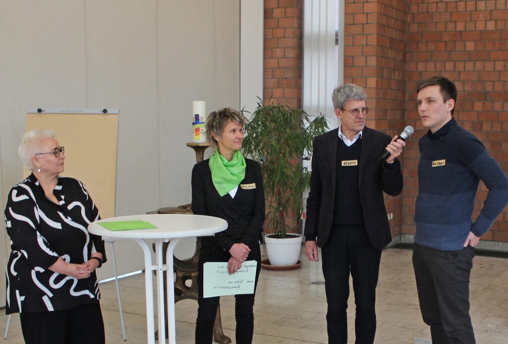 Superintendent Volker Neuhoff (2. v. r.) befragte die Gäste der Zukunftskonferenz des Kirchenkreises Paderborn (v. l.) Sigrid Beer, Sabine Kramm und Felix Wagener zu ihren Wünschen an die evangelische Kirche in der Region.Foto: EKP/Oliver Claes 