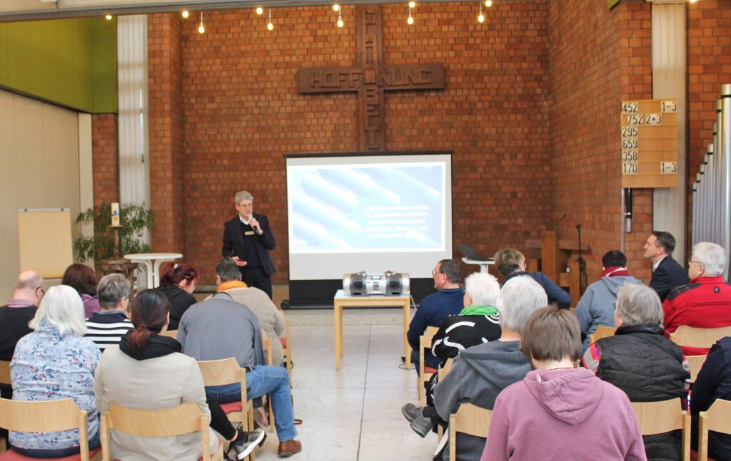 Superintendent Volker Neuhoff begrüßte über 40 Teilnehmende bei der 3. Zukunftskonferenz des Evangelischen Kirchenkreises Paderborn im Martin-Luther-Zentrum in Paderborn. Foto: EKP/Oliver Claes