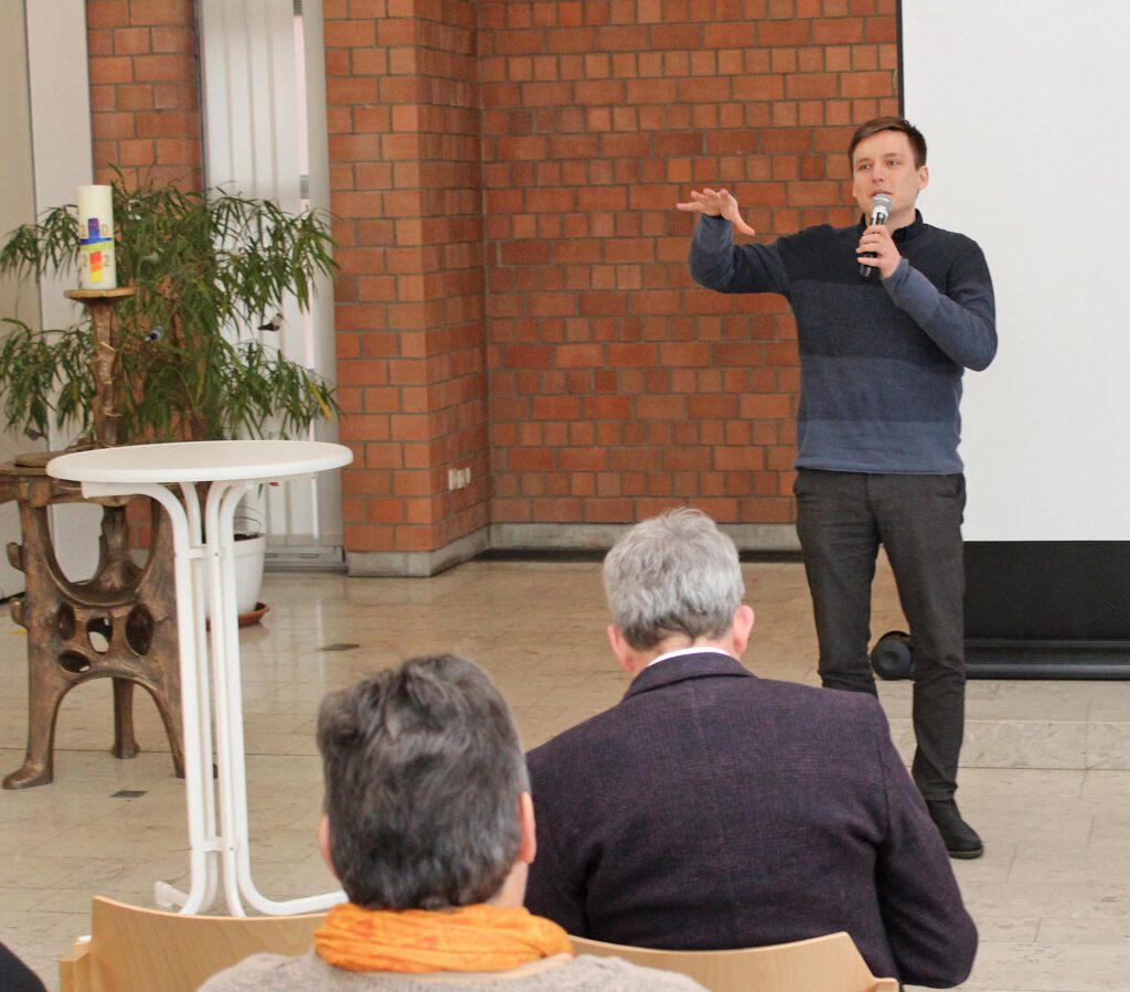 Für Felix Wagener von der IG Metall Paderborn hängt die Zukunft der Kirchen von der Jugend ab: „Dafür braucht es neue Angebote und andere Formate“. Foto: EKP/Oliver Claes