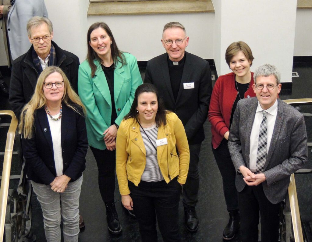 Organisierten die 8. Sozialkonferenz: hintere Reihe, von links: Prof. Dr. Günter Wilhelms, Kath. Kirche; Claudia Schwarz, Kath. Sozialinstitut; Dechant Benedikt Fischer, Kath. Kirche; Ina Reber, DGB; vordere Reihe, von links: Susanne Bornefeld, Ev. Kirche; Anke Unger, DGB; Superintendent Volker Neuhoff, Ev. Kirche.Foto: Bündnis 