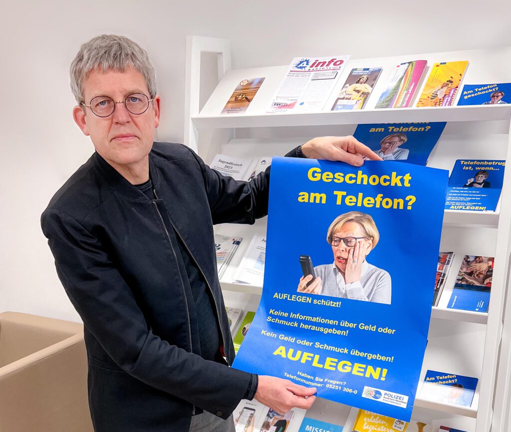 Volker Neuhoff, Superintendent des Evangelischen Kirchenkreises Paderborn, appelliert an jüngere Menschen, ihre Eltern und Großeltern für Betrugsanrufe zu sensibilisieren.Foto: EKP/Jan-Hendrik Noll