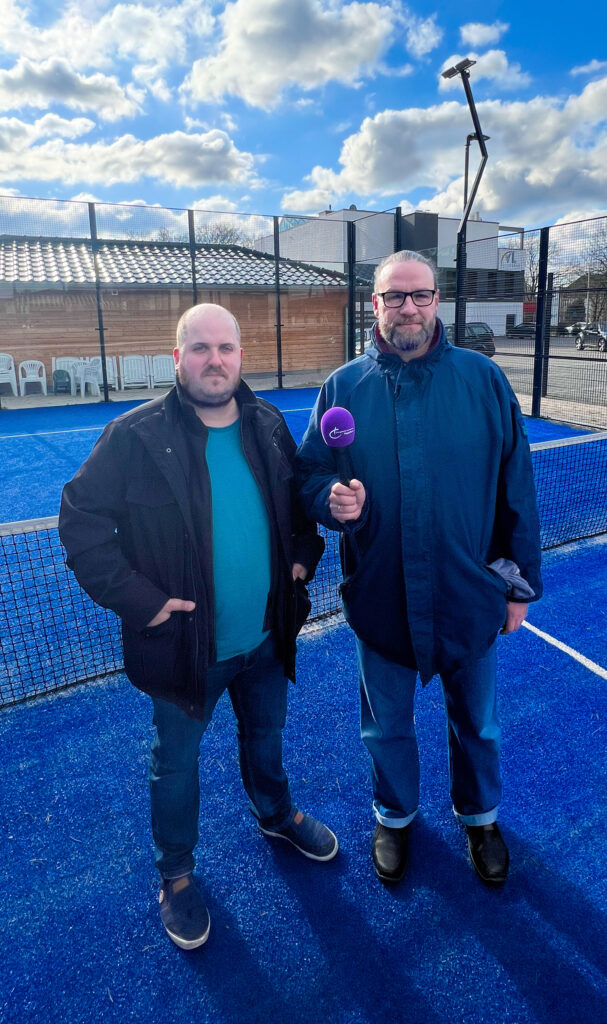 Bieten Impulse in der Fastenzeit auch an besonderen Orten an: Gemeindepädagoge Christian Hoppe (l.) und Pfarrer Oliver Peters (r.) auf dem Padel-Court der Vitality Lounge in Schloß Neuhaus.Foto: EKP/Jan-Hendrik Noll