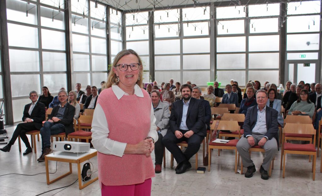 Viele Weggefährtinnen und Weggefährten verabschiedeten Susanne Bornefeld im Paderborner Martin-Luther-Zentrum in den Ruhestand.Foto: EKP/Oliver Claes