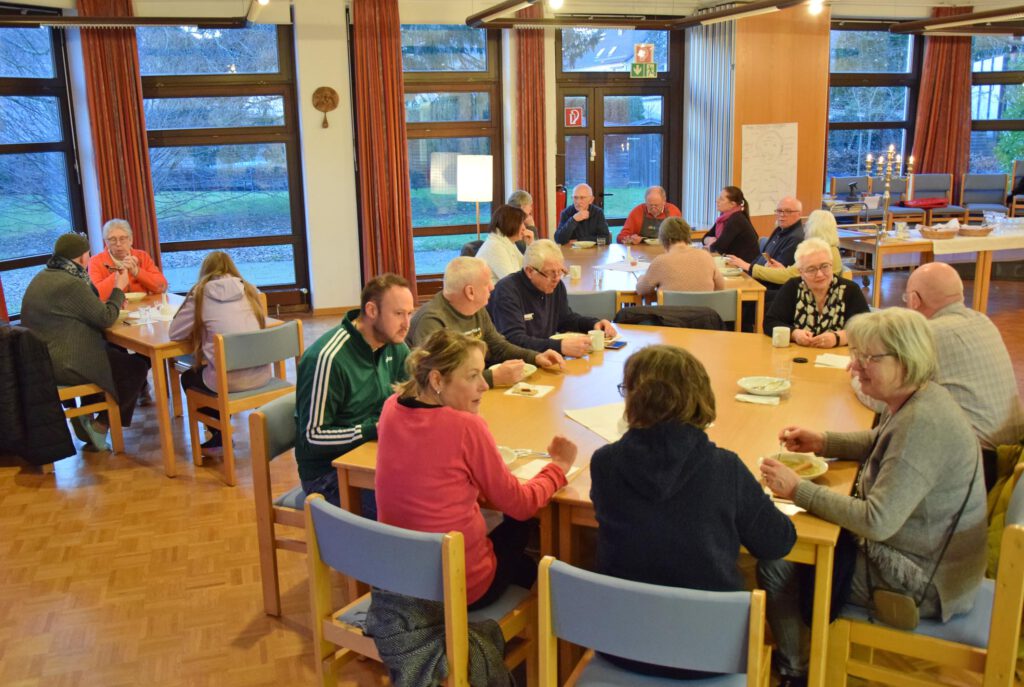 Gute Gespräche mit Suppe und warmen Getränken im Gemeindehaus: das kommt bei den Besucherinnen und Besuchern des Wärmeortes in Elsen gut an. Foto: Jan Globacev