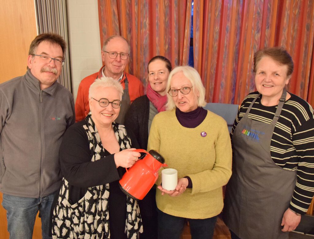 Das Orga-Team freut sich über die positive Resonanz auf den Wärmeort in Elsen: Presbyter Stefan Striegl (v.l.n.r.), Sigrid Beer, Lothar Beer, Andrea Jackson, Eleonore Schlenger und Lilli Striegl.