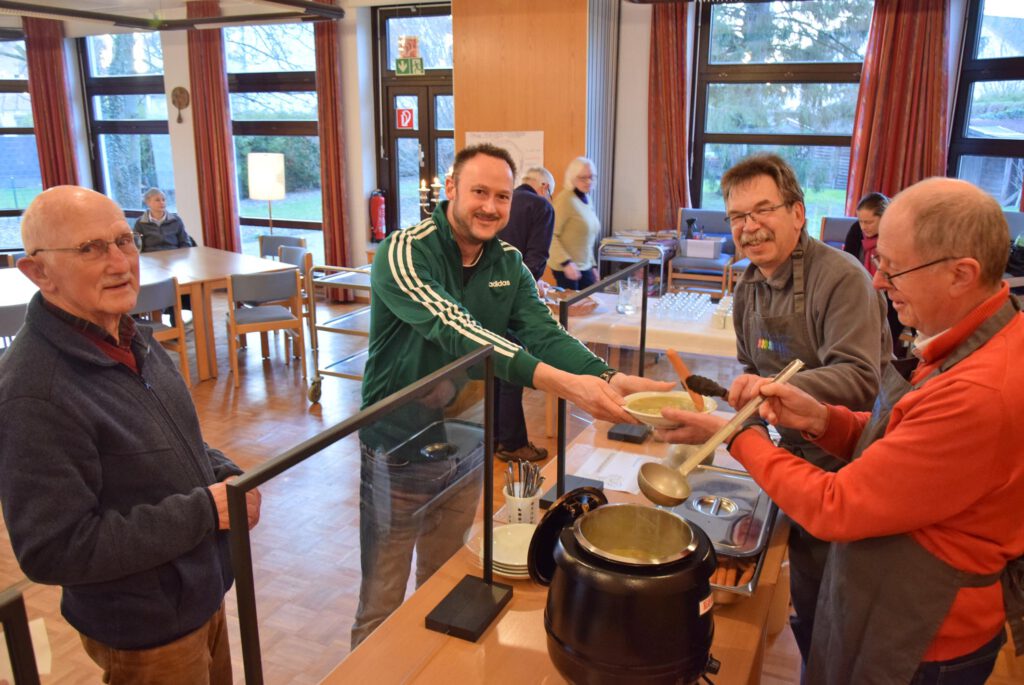 Gustav Eschmann und Tobias Will (v.l.) freuen sich auf einen leckeren Teller Erbsensuppe, die Stefan Striegl und Lothar Beer (r.) an die Besucher verteilen. Foto: Jan Globacev