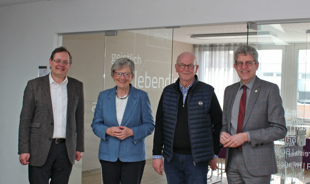 Superintendent Volker Neuhoff (r.) und Synodalassessor Gunnar Wirth (l.) mit Superintendentin i.R. Anke Schröder (2. v. l.) und Superintendent i.R. Christoph Berthold (2. v. r.) im Haus der Evangelischen Kirche in Paderborn.Foto: EKP/Angelika As