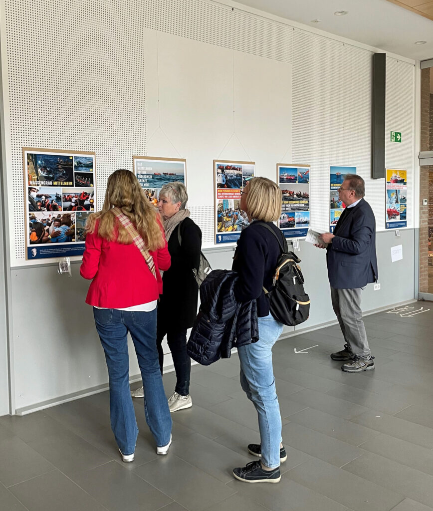 Als offizieller Unterstützer von United4Rescue zeigt der Lukasbezirk noch bis zum 7. April eine Foto-Ausstellung zu deren Einsätzen der Seenotrettung im Mittelmeer.Foto: Angelika As 