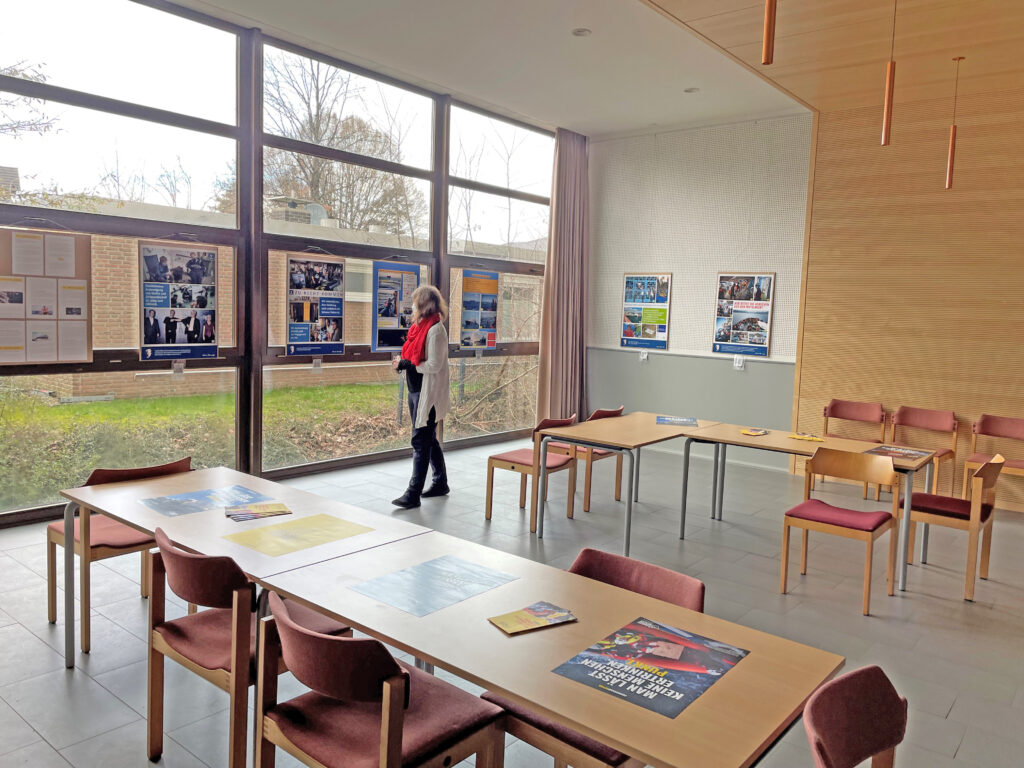 In einem Rundgang mit 16 Plakaten informiert die Ausstellung über die Arbeit von U4R im Mittelmeer und regt zur Auseinandersetzung mit der Thematik Flucht und Seenotrettung an.Foto: Angelika As 