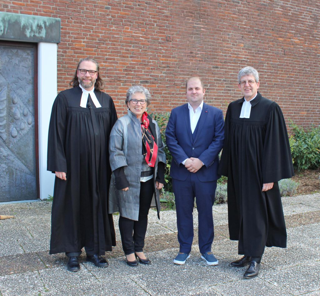 Freuen sich, dass das erste „Interprofessionelle Pastoralteam“ im Kirchenkreis Paderborn nun offiziell in der Evangelischen Kirchengemeinde Schloß Neuhaus eingerichtet ist (v. l.) Gemeindepfarrer Oliver Peters, Evelyne Schubert, Vorsitzende des Presbyteriums, Gemeindepädagoge Christian Hoppe und Superintendent Volker Neuhoff.Foto: EKP/Oliver Claes