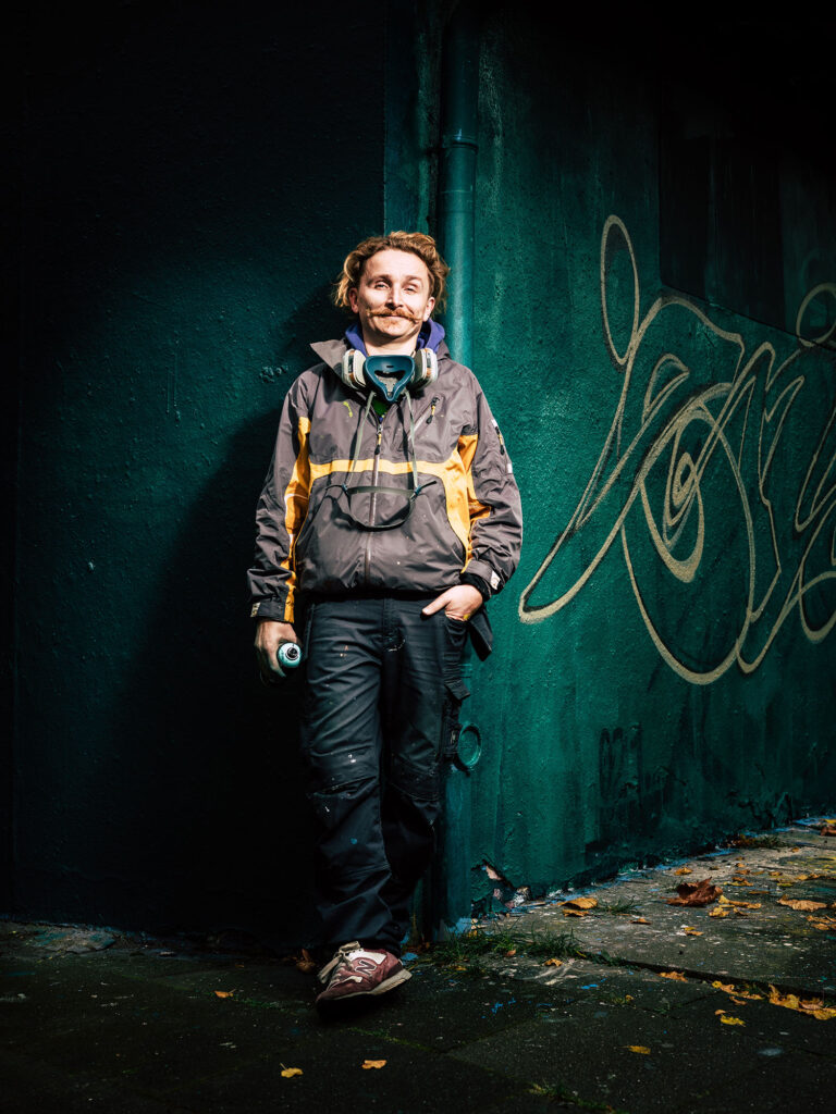 „Buchstabenakrobat“ Lukas Michalski bietet für die Jugendlichen Graffiti sprayen an.Foto: Privat
