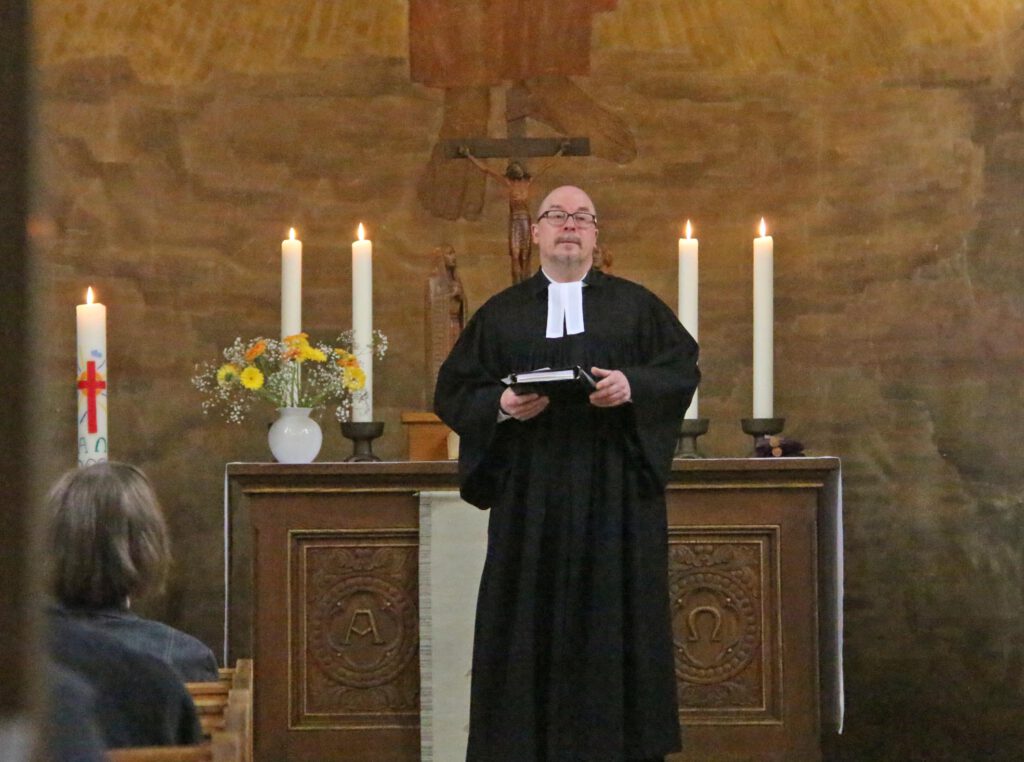 Gemeindepfarrer Holger Nolte-Guenther, hier beim Gottesdienst vor der Eröffnung, hat das Projekt ins Rollen gebracht.Foto: Burkhard Battran