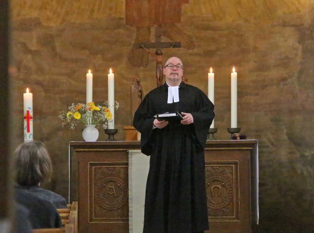 Gemeindepfarrer Holger Nolte-Guenther, hier beim Gottesdienst vor der Eröffnung, hat das Projekt ins Rollen gebracht.Foto: Burkhard Battran 