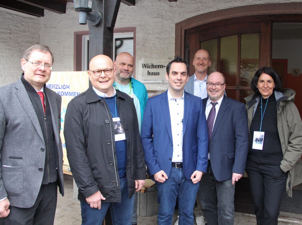 Die Beteiligten aus Kirchengemeinde, Trägergesellschaft sowie Kreis und Kommune sind stolz auf das gemeinsame Konzept (v. l.): Synodalassessor Gunnar Wirth, Anton Schuff, Einrichtungsleitung SOS-Kinderdorf Lippe, Holger Busch, Projektkoordinator SOS-Kinderdorf Lippe, Bürgermeister Torben Blome, Holger Nickel, Bereichsleitung SOS-Kinderdorf Lippe, Pfarrer Holger Nolte-Guenther und Ulrike Glathe, Jugendamtsleiterin Kreis Lippe.Foto: Burkhard Battran