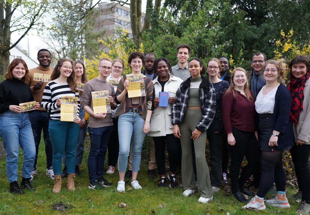 Die ESG Paderborn lädt ein zu ihren Veranstaltungen im Sommersemester. Studierende der Universität Paderborn, die Gemeindeassistentinnen der ESG, Lena Bartkowiak (links), Maria Dechert und Mira Happel sowie Studierendenpfarrerin Heidrun Greine (rechts) freuen sich auf den Start. Foto: ESG Paderborn