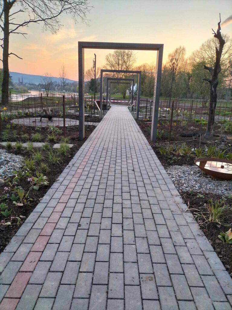 Tore aus Cortenstahl trennen die vier Elementgärten voneinander, die sich je einem Schöpfungselement (Erde, Luft, Feuer, Wasser) widmen. Vom Schöpfungsgarten bietet sich ein herrlicher Blick über die Weser auf Höxter. Foto: Schöpfungsgarten