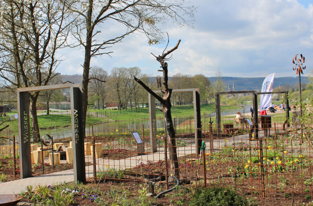 Der Schöpfungsgarten liegt etwas erhöht auf der sogenannten Weserscholle mit Blick auf den Fluss und die Stadt Höxter.Foto: EKP/Oliver Claes 