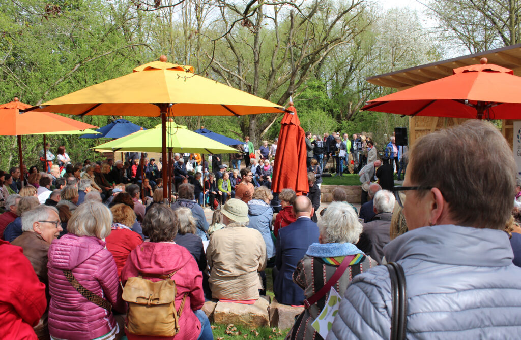 Der Gottesdienst zur Eröffnung des interreligiösen Schöpfungsgartens auf der Landesgartenschau in Höxter stieß auf großes Interesse. Foto: EKP/Oliver Claes