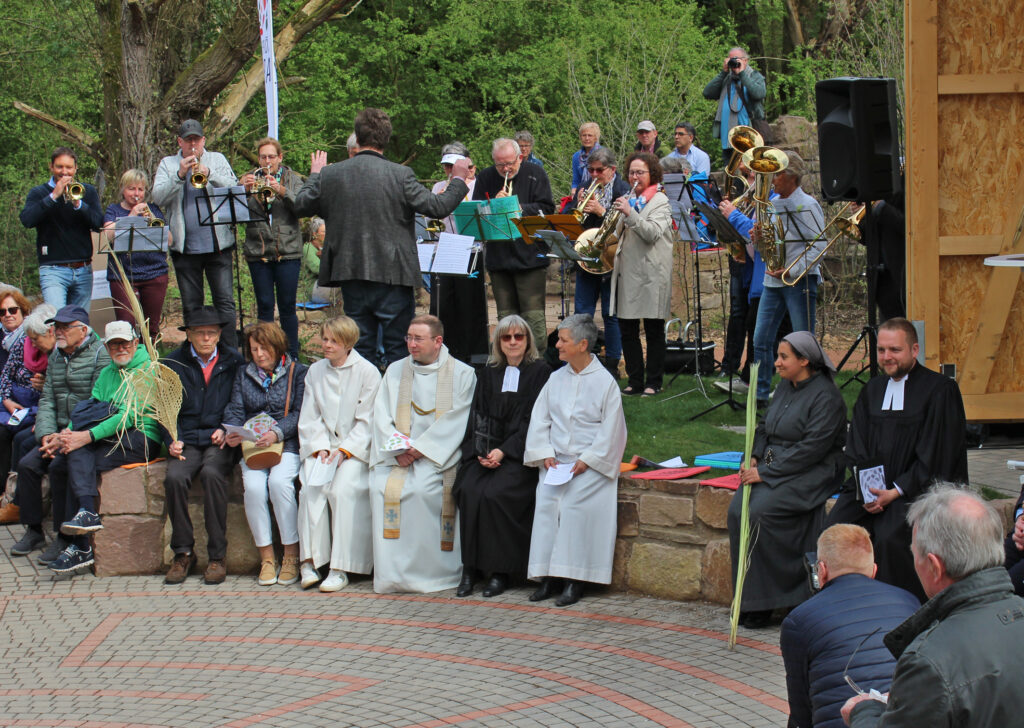 Mit einem interreligiösen Gottesdienst wurde der Schöpfungsgarten der Religionsgemeinschaften auf der Landesgartenschau in Höxter eröffnet. Foto: EKP/Oliver Claes