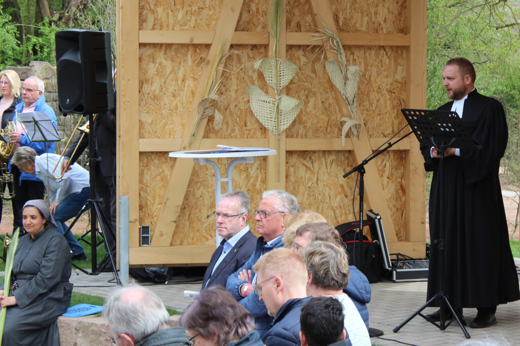 Pfarrer Tim Wendorff, Sprecher der Projektgruppe, erklärte im Eröffnungs-Gottesdienst, dass der Schöpfungsgarten zum Nachdenken über einen pfleglichen Umgang mit der Schöpfung anregen wolle.