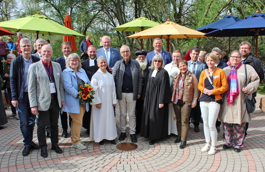 Ehrengäste und Mitglieder der Projektgruppe freuen sich, dass der Schöpfungsgarten nach mehr als drei Jahren Vorbereitung nun eröffnet werden könnte. Foto: EKP/Oliver Claes