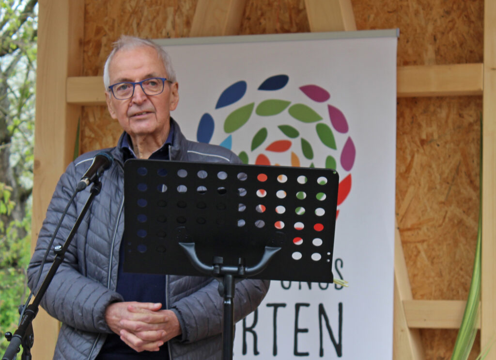 Prof. Dr. Klaus Töpfer, Schirmherr des Schöpfungsgartens, findet es „großartig“, dass es auf der Landesgartenschau in Höxter einen Schöpfungsgarten gibt.Foto: EKP/Oliver Claes 