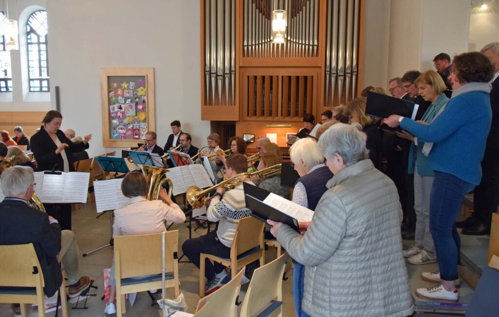 Der Posaunenchor und die Kantorei der Evangelischen Kirchengemeinde Bad Lippspringe unter der Leitung der neuen Kantorin Sonja Ruthemann während ihres Einführungsgottesdienstes.Foto: Jan Globacev 