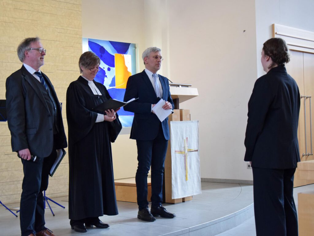 Kantorin Sonja Ruthemann (r.) wird offiziell in ihr Amt als Kirchenmusikerin von Pfarrer Detlev Schuchard, Pfarrerin Antje Lütkemeier und Presbyter Dirk Appelt (v. l.) eingeführt. Sie soll, so steht es unter anderem in der Aufgabenbeschreibung, auch die Gemeinde zum Singen locken.Foto: Jan Globacev 