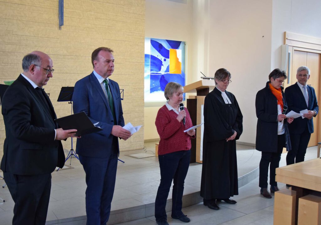 Fürbitten für die neue Kantorin wurden im Gottesdienst vorgetragen von (v. l.) Pfarrer Georg Kersting von der kath. Nachbargemeinde St. Martin, Bürgermeister Ulrich Lange, Gemeindesekretärin Martina Meyer, Pfarrerin Antje Lütkemeier, Lektorin Gerlinde Sange und Presbyter Dirk Appelt.Foto: Jan Globacev 