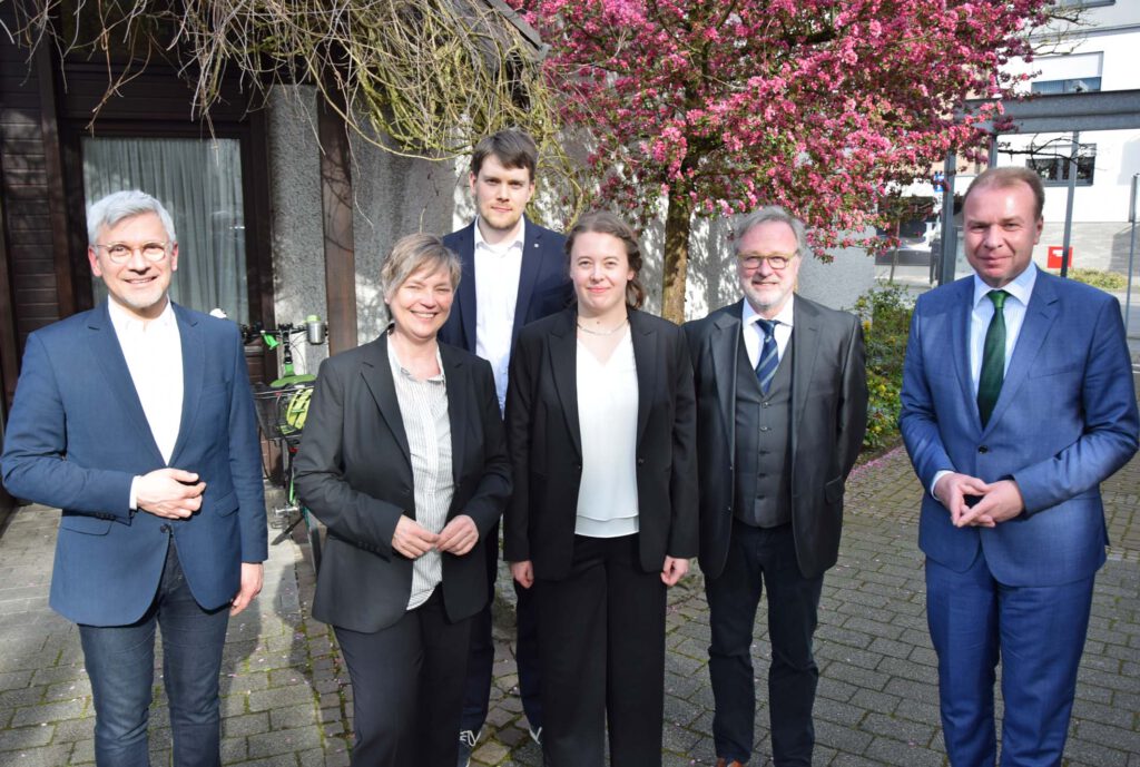 Kantorin Sonja Ruthemann (Mitte) wurde offiziell in ihr Amt als Kirchenmusikerin in Bad Lippspringe eingeführt von Presbyter Dirk Appelt (v. l.), Pfarrerin Antje Lütkemeier, Kreiskantor Tim Gärtner (Paderborn) und Pfarrer Detlev Schuchardt. Glückwünsche überbrachte unter anderem auch Bürgermeister Ulrich Lange (rechts).Foto: Jan Globacev 