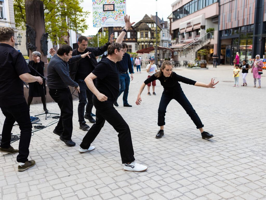 Besucher des Aktionstages dürfen sich auf „Walking Acts“ und eine Aufführung der Theaterwerkstatt Bethel freuen, wie hier im Frühjahr 2022 auf dem Marktplatz in Höxter.Foto: Theaterwerkstatt Bethel