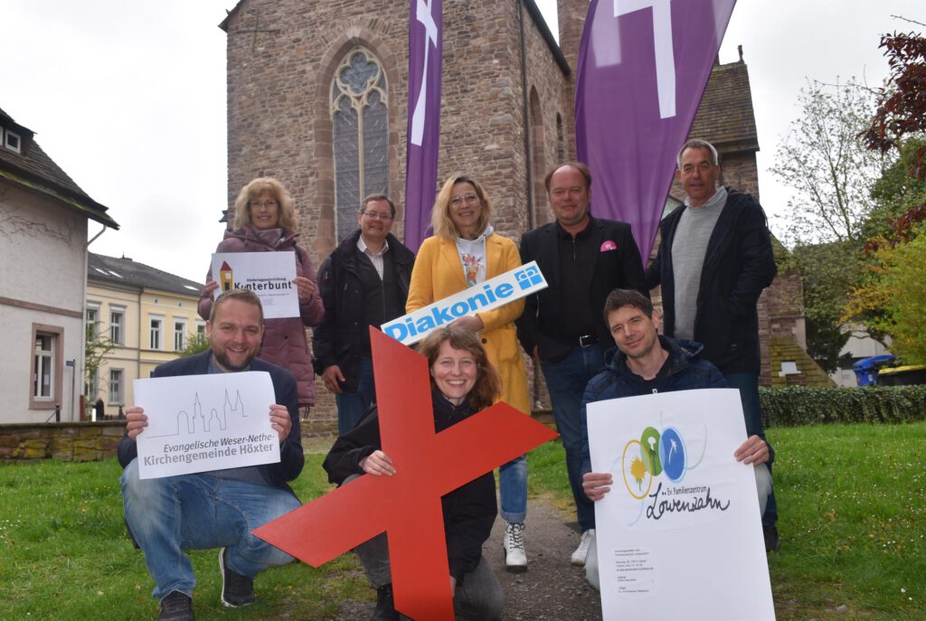 Die Vertreterinnen und Vertreter der evangelischen und diakonischen Einrichtungen und Institutionen in Höxter freuen sich auf den Aktionstag am 13. Mai auf dem Marktplatz.Foto: Barbara Siebrecht 