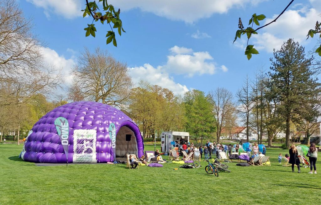 Der neue aufblasbare „Dome“ des Jugendreferates im Evangelischen Kirchenkreis Paderborn kommt nach Borgentreich auf den Schulhof der Sekundarschule.Foto: Jugendreferat