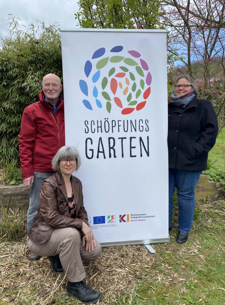 Kurt-Rainer Daubach, Theaterpädagogin Melanie Peter (hockend) und Tuija Niederheide freuen sich auf viele Mitwirkende mit oder ohne Bühnenerfahrung beim Theaterprojekt im Schöpfungsgarten.Foto: Schöpfungsgarten 