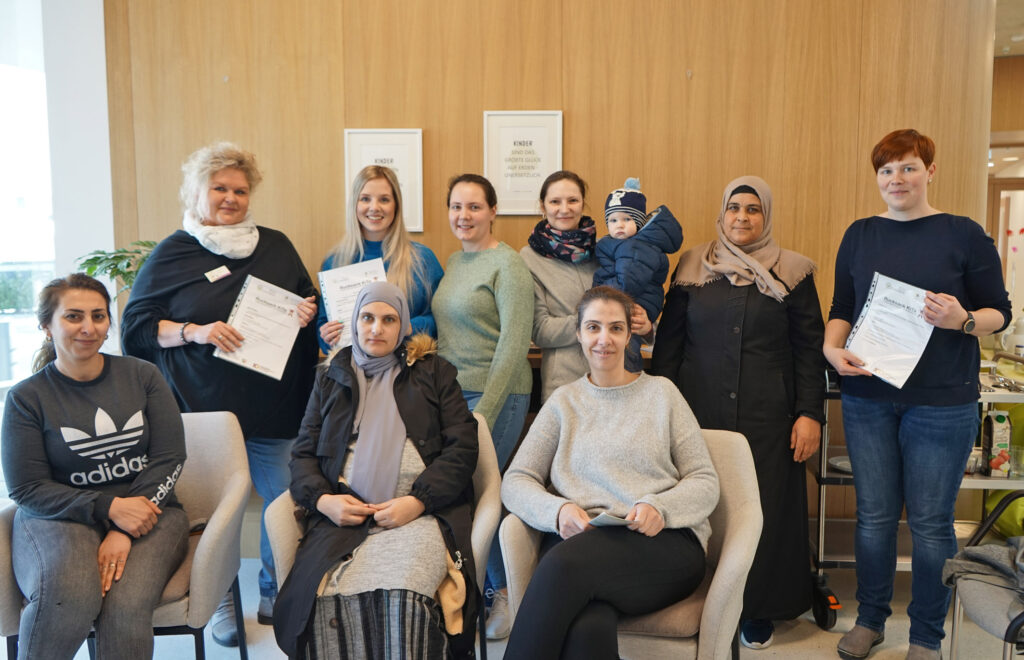 Zum internationalen Frühstücksbuffet waren jetzt alle interessierten Eltern im Familienzentrum Miteinander eingeladen. Organisiert wurde es von Sandra Wiedey (Leitung Familienzentrum Jesus und Zachäus), Billie-Jean Nürenberg (Heilerziehungspflegerin, Rucksack-Kita Elternbegleiterin, hinten, v. l.) und Jasmina Bläsing (stellvertretende Leitung Familienzentrum Miteinander, r.).Foto: Silke Riethmüller
