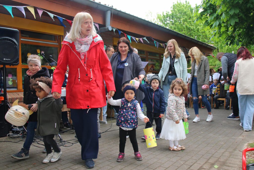 Zu den wichtigen Festen im Jahreslauf gehört auch der Martinszug, den die Kinder der Sternschnuppen-Gruppe spielten.Foto: Axel Langer 