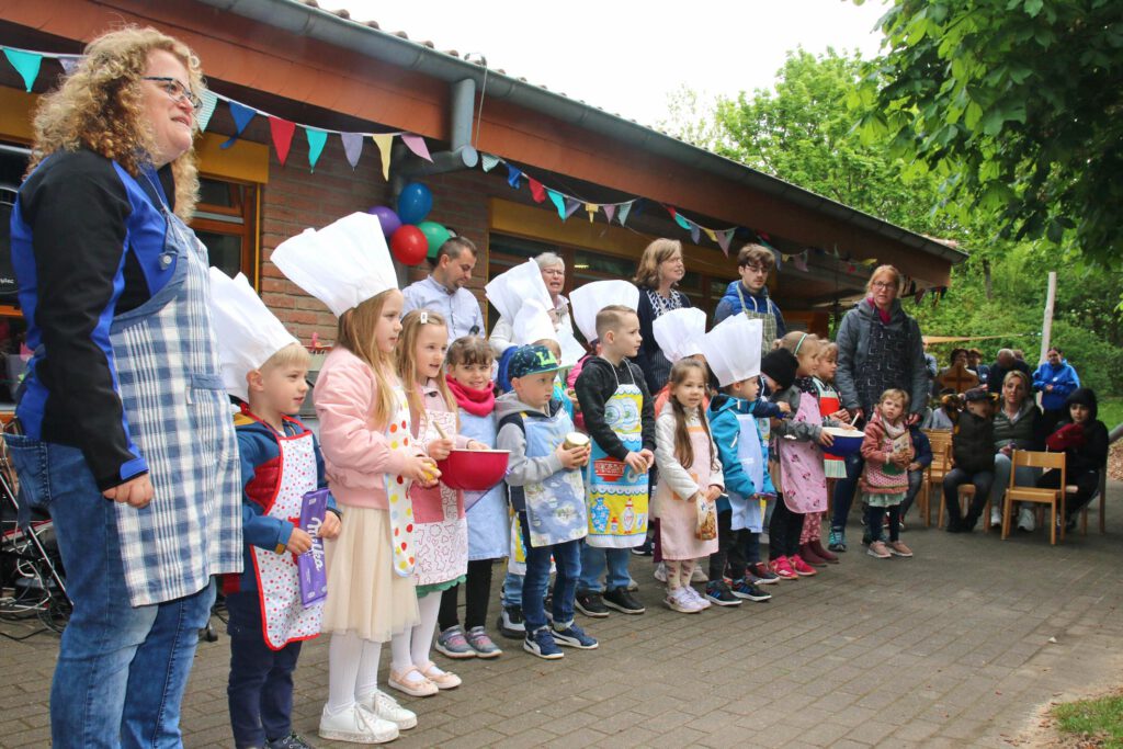 Die Sonnenkinder begaben sich „gespielt“ in die Weihnachtsbäckerei, in der es natürlich auch im „Himmelszelt“ so manche Kleckerei gibt.Foto: Axel Langer 