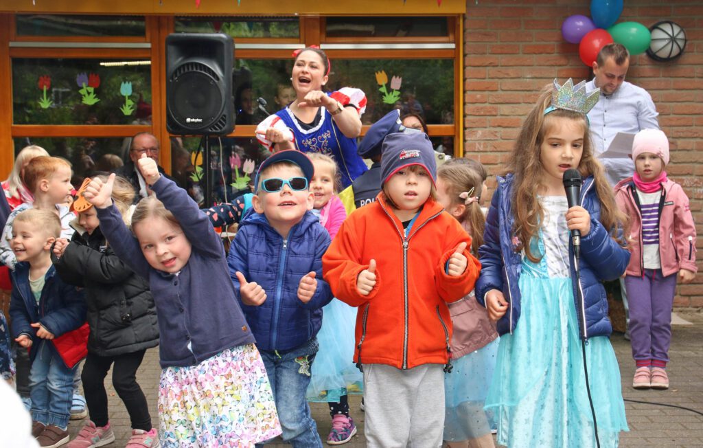 An die zahlreichen Karnevalsaktionen erinnerten die Kinder der Sternen-Gruppe, die bunt kostümiert zum Jubiläum gekommen sind. Foto: Axel Langer 