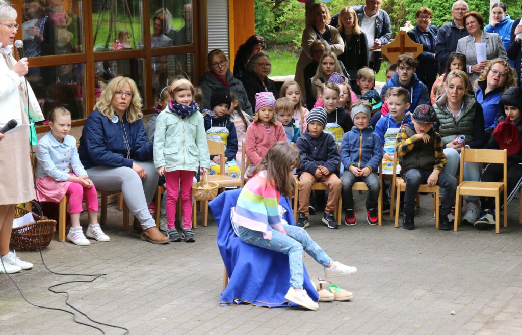 Spielerisch erinnerten die Kinder der Mond-Gruppe an die Osterzeit in der Kindertagesstätte.Foto: Axel Langer 