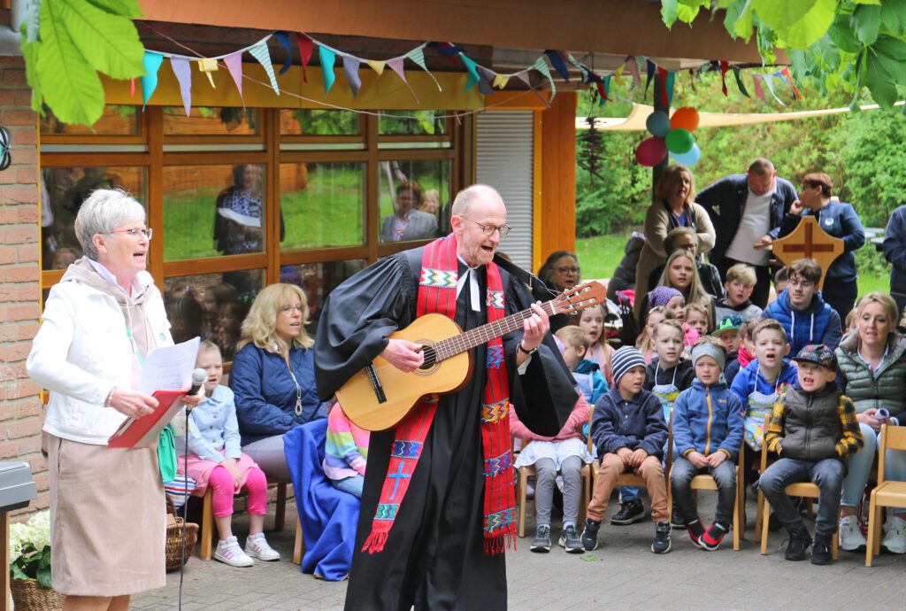 Stimmten gemeinsam ein Lied an von vielen kleinen Leuten, die viele kleine Schritte tun: Die Leiterin des „Himmelszeltes“ Elke Thiel (l.) und Pfarrer Christoph Keienburg.Foto: Axel Langer 