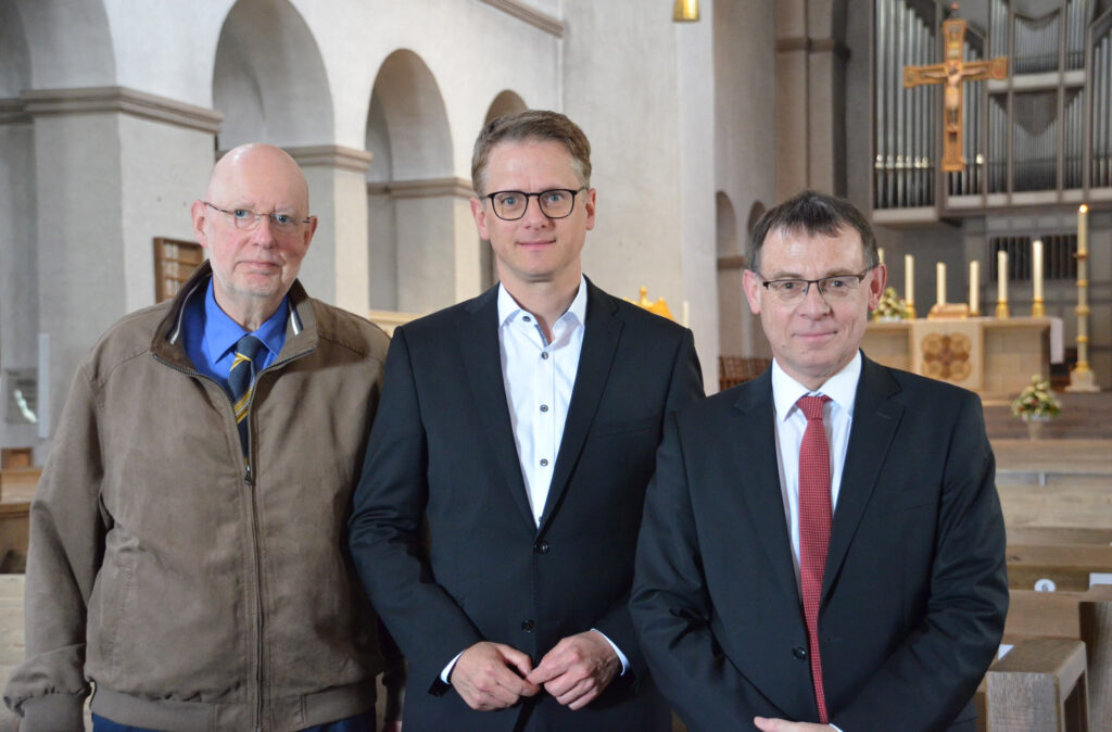 Presbyter Gerhard Grell (links) und Pfarrer Dr. Eckhard Düker (rechts) aus dem Bauausschuss der Kirchengemeinde freuen sich über die gute Nachricht aus Berlin, die Dr. Carsten Linnemann (Mitte) überbracht hat und danken ihm für seine Unterstützung.Foto: Abdinghof-Bezirk 