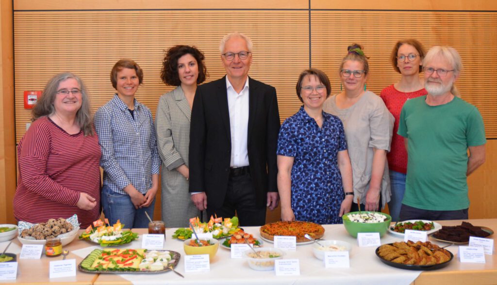 Freuten sich über einen regen Austausch beim Fairen Frühstück: (v. l.) Mechthild Goldstein, Weltladen La Bohnita; Lara Schröder, Cum Ratione; Anna-Samira Jarrar, Referentin der well:fair foundation; der stellvertretende Bürgermeister Martin Pantke; Martina Gamm, Evangelischer Kirchenkreis Paderborn; Heike Mahl, Venio Lu’s Bioküche & Allerley Filz; Petra Holtgreve, Weltladen La Bohnita sowie Lu Feller, Venio Lu’s Bioküche.Foto: Joanna Becker/Stadt Paderborn 