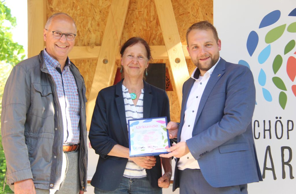 Fördervereinsvorsitzender Thomas Schöning (l.) und Pfarrer Tim Wendorff übergeben der Künstlerin Sigrid Vischedyk den mit 1.000 Euro dotierten Kunstpreis für den besten Wettbewerbsentwurf.Foto: Burkhard Battran 