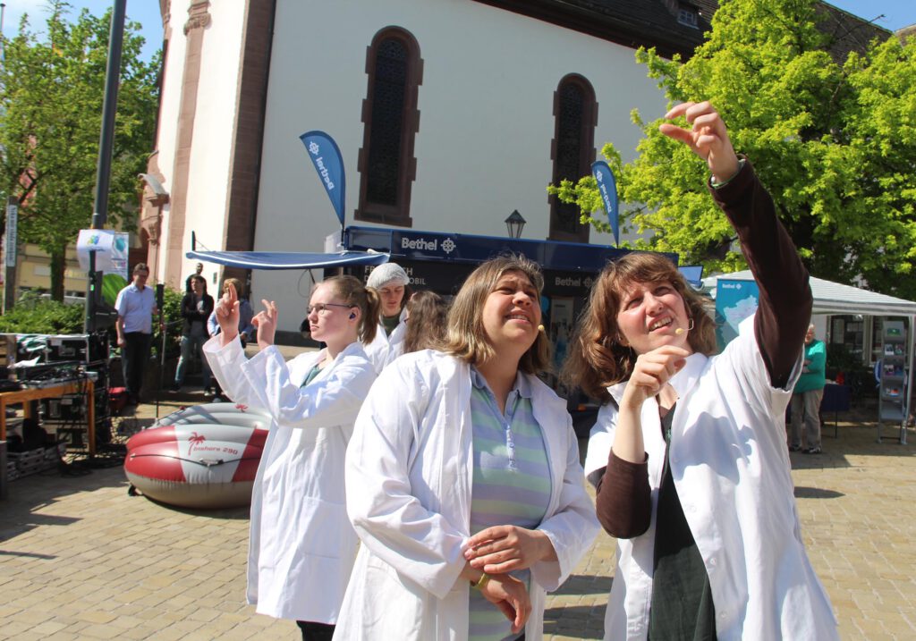 Die Theaterwerkstatt Bethel führte beim Aktionstag ein teilweise selbstgeschriebenes Theaterstück auf.Foto: Burkhard Battran