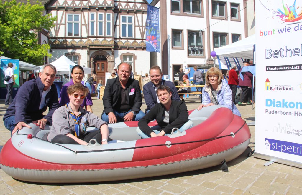 Berno Schlanstedt (Altenhilfe Petristift, v. l.), Eileen Rehder (Pfadfinder), Vanessa Kamphemann (Diakonie), Raphael Voß (Bethel.regional), Pfarrer Tim Wendorff (Weser-Nethe-Kirchengemeinde)Heiko Utermöhle (Familienzentrum Löwenzahn) und Andrea Jolmes (Familienzentrum Kunterbunt) sitzen als evangelische Einrichtungen in einem gemeinsamen Boot. Foto: Burkhard Battran 