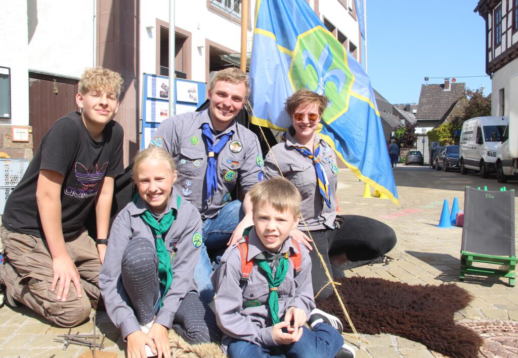 Die Pfadfinder Erik (17, v. l.), Enja (10) und Arne (10) mit den Leitern Philipp Klages und Eileen Rehder.Foto: Burkhard Battran