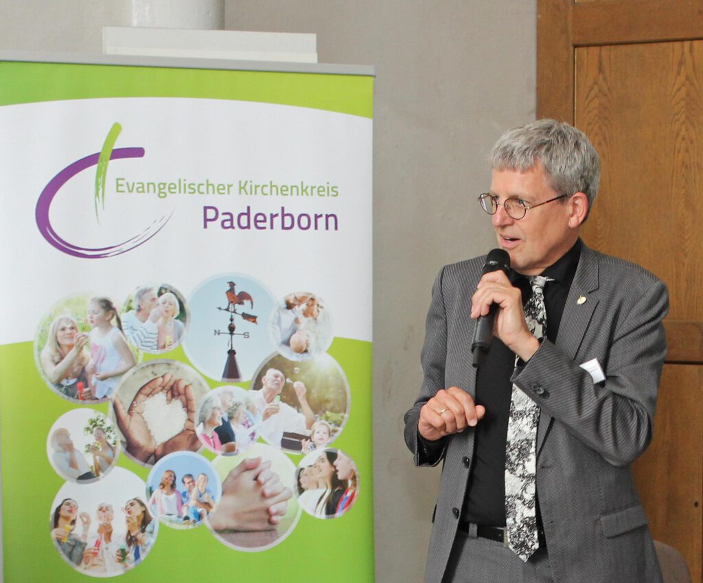 Superintendent Volker Neuhoff begrüßte die Gäste des Frühjahrsempfangs des Evangelischen Kirchenkreises Paderborn in der Marienkirche und im Schöpfungsgarten auf der Landesgartenschau in Höxter.Foto: EKP/Oliver Claes