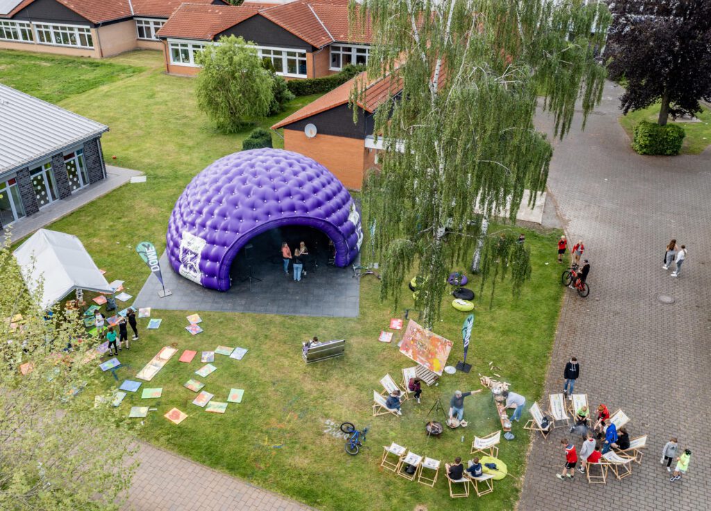 Der aufblasbare „Dome“ des Jugendreferates im Evangelischen Kirchenkreis Paderborn wird auf dem Evangelischen Kirchentag in Nürnberg vorgestellt.Foto: Jugendreferat 
