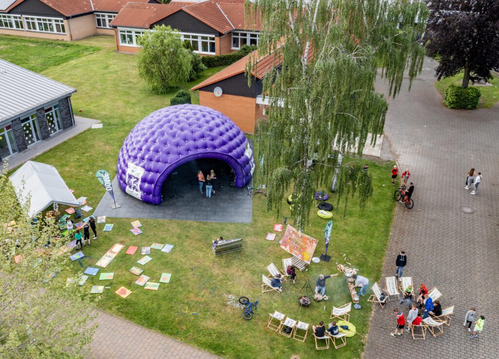 Der aufblasbare „Dome“ des Jugendreferates im Evangelischen Kirchenkreis Paderborn wird auf dem Evangelischen Kirchentag in Nürnberg vorgestellt. Foto: Jugendreferat