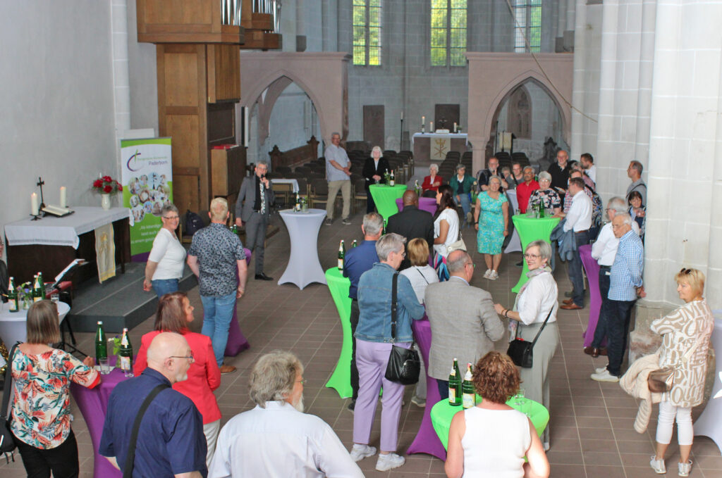 In der Marienkirche klang der Frühjahrsempfangs des Kirchenkreises Paderborn gesellig aus.Foto: EKP/Oliver Claes 